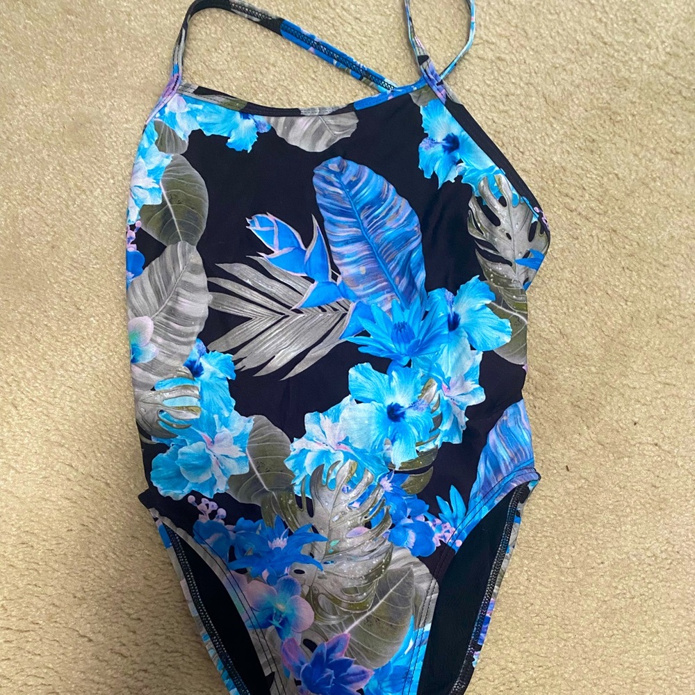 One of my favorite patterns!! One-piece Joyln tie-back